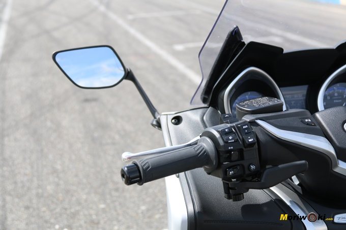 Espejo izquierdo de la Yamaha Tmax 530 DX.