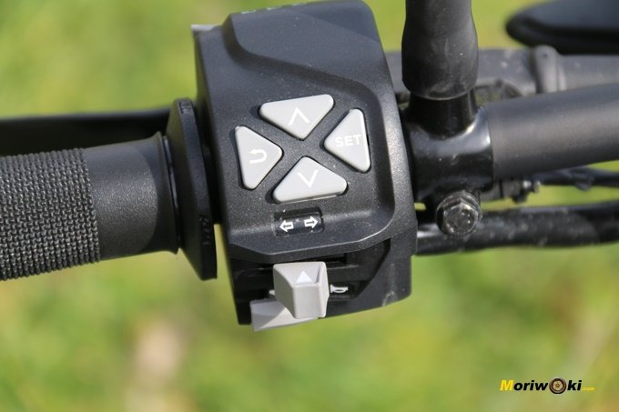 Control de la pantalla en la piña izquierda de la KTM 125 Duke. 