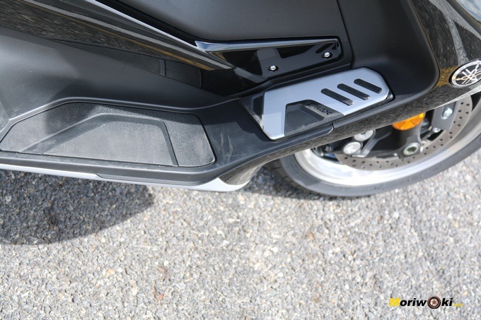 Plataforma lateral derecha de la Yamaha Tmax 530 DX.