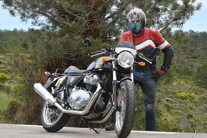Posando con la Royal Enfield Continental GT 650. Posando con la Royal Enfield Continental GT 650.