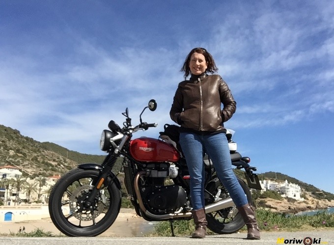 María Angels posando con la Triumph Street Twin. María Angels posando con la Triumph Street Twin.