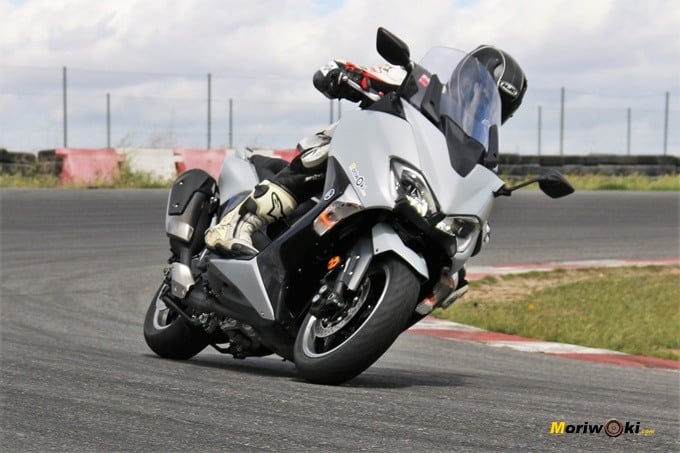 Primer plano de la Yamaha Tmax 530 DX en nuestra prueba en el circuito.