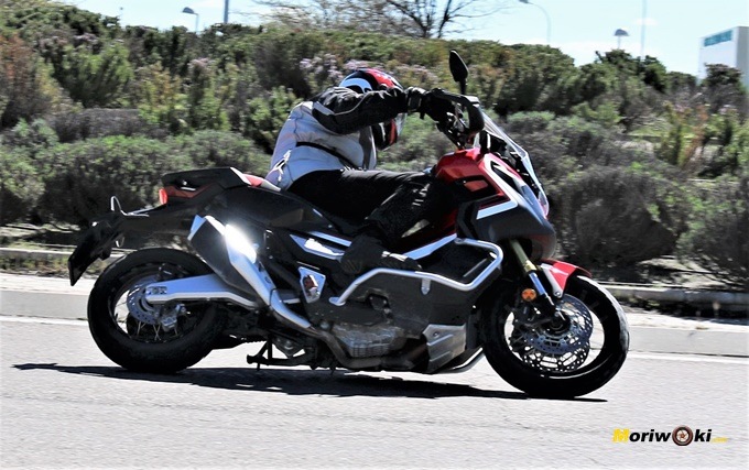 El Honda X-ADV inclinando en el paso por curva.