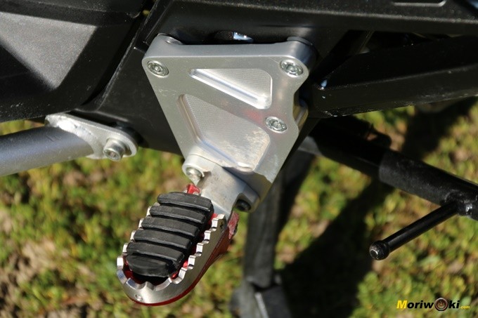 Estribera dentada Rizoma para el Honda X-ADV