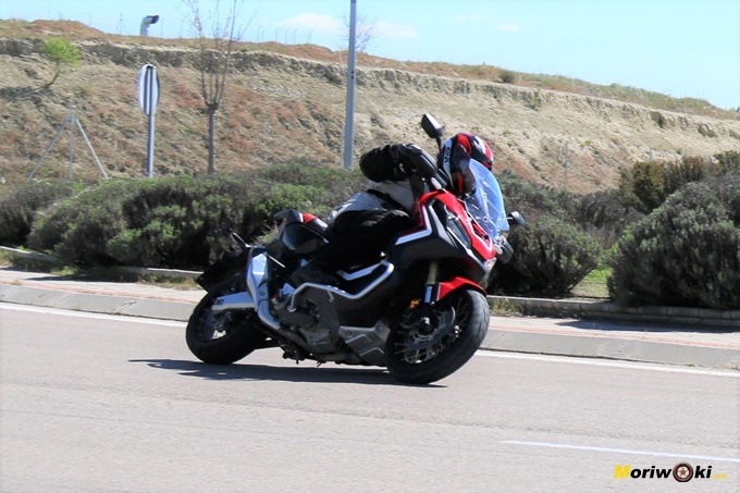 Paso por curva del Honda X-ADV 
