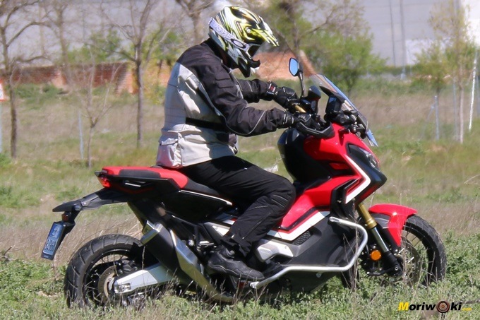 Conducción sentada off road del Honda X-ADV.