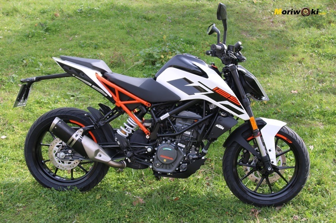 Perfil derecho de la KTM 125 Duke 