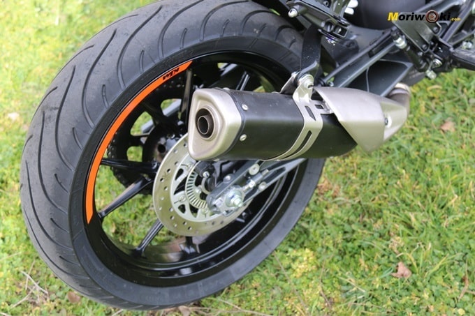 Prueba de la KTM 125 Duke. Vemos su silencioso.