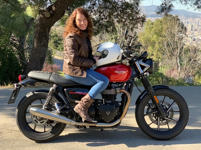 María Angels sobre la Triumph Street Twin.