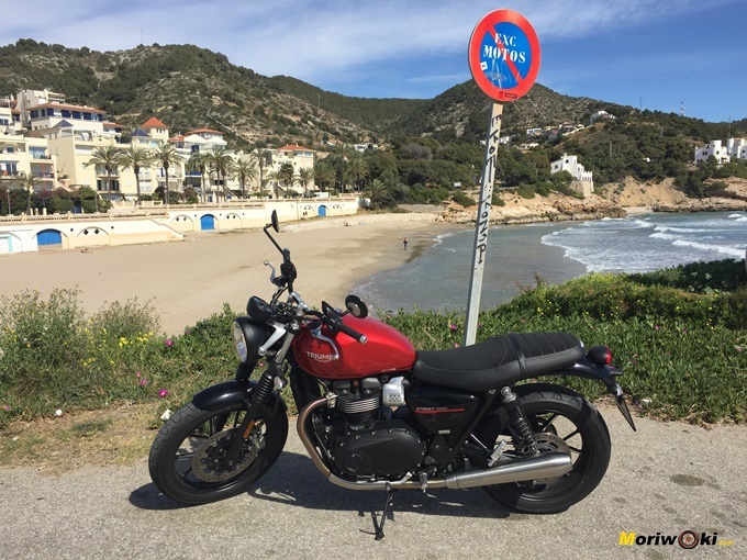 La Triumph Street Twin aparcada. La Triumph Street Twin aparcada.