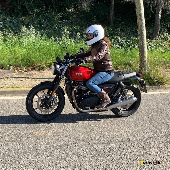 En marcha con la Triumph Street Twin.