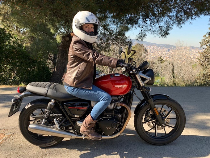 Posición sobre la Triumph Street Twin. Posición sobre la Triumph Street Twin.