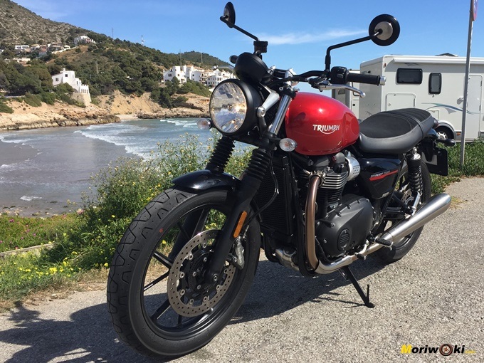 Perspectiva 3/4 de la Triumph Street Twin.