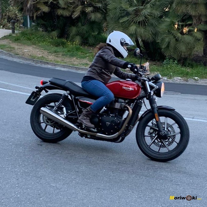 El paso por curva con Tren trasero de la Triumph Street Twin. El paso por curva con Tren trasero de la Triumph Street Twin.