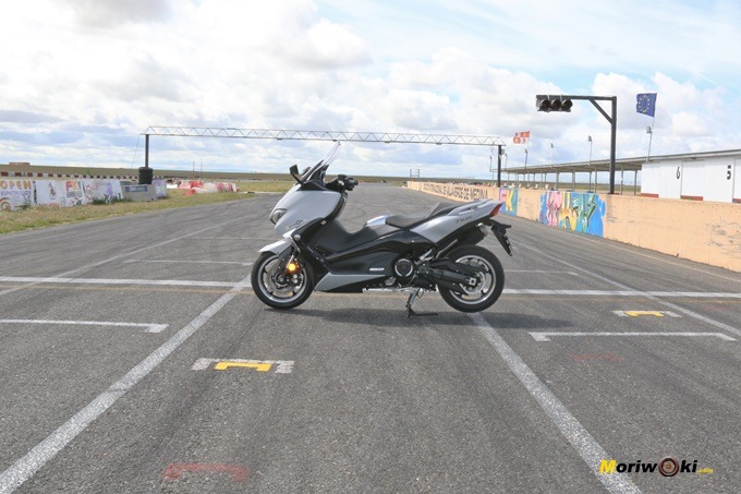 La Yamaha Tmax 530 DX en la recta de FK-1.