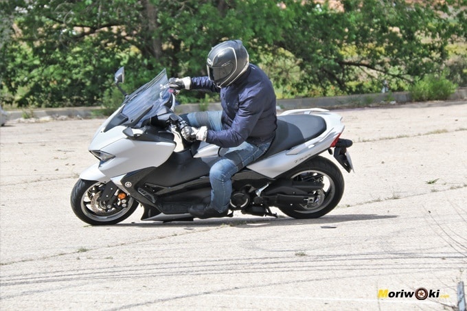 La Yamaha Tmax 530 DX en acción urbana.