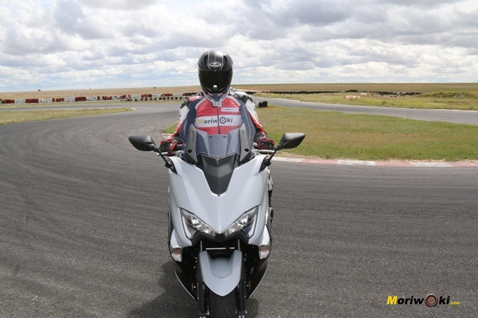 Pantalla de la Yamaha Tmax 530 DX abajo.