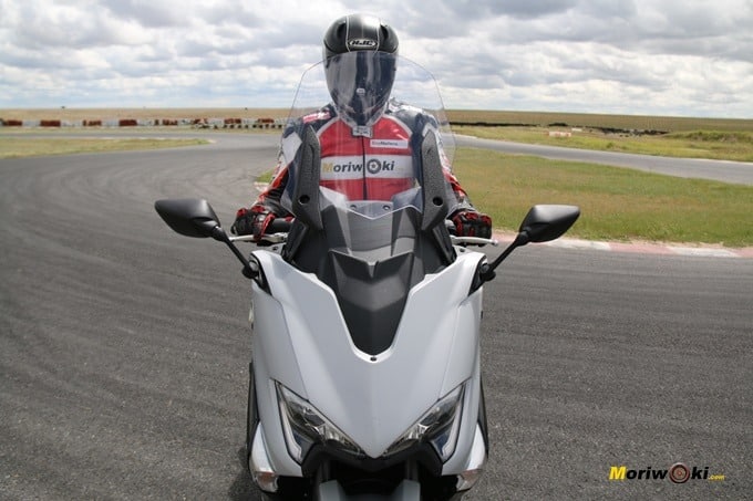 Pantalla de la Yamaha Tmax 530 DX arriba.