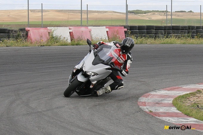 Saliendo de un viraje con la Yamaha Tmax 530 DX.