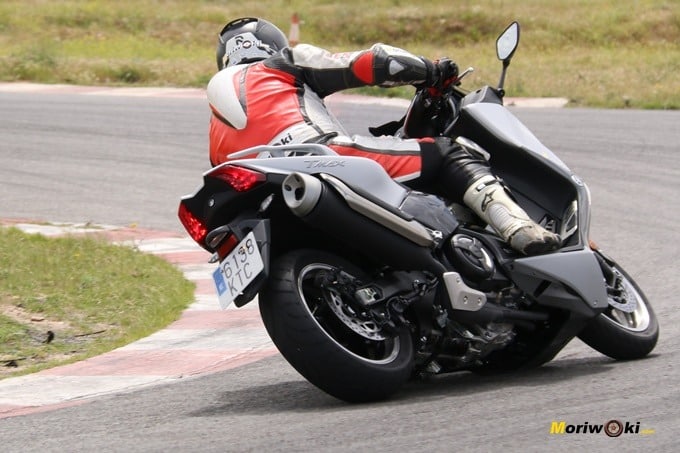 Perspectiva de tres cuartos de una tumbada con la Yamaha Tmax 530 en el circuito.