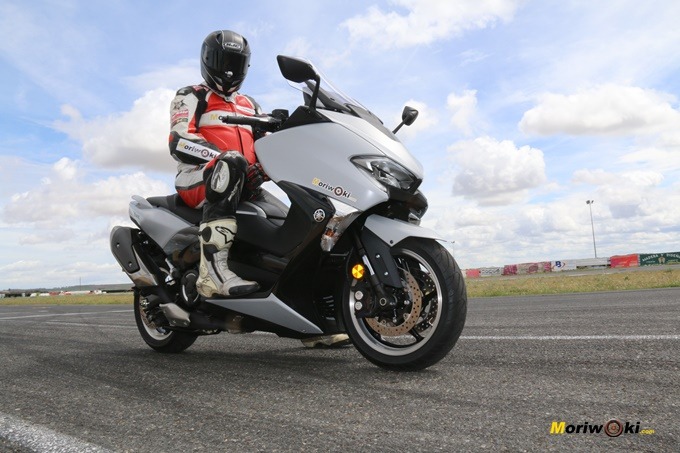 Sobre el pit lane del circuito, antes de arrancar con la prueba de la Yamaha Tmax 530.