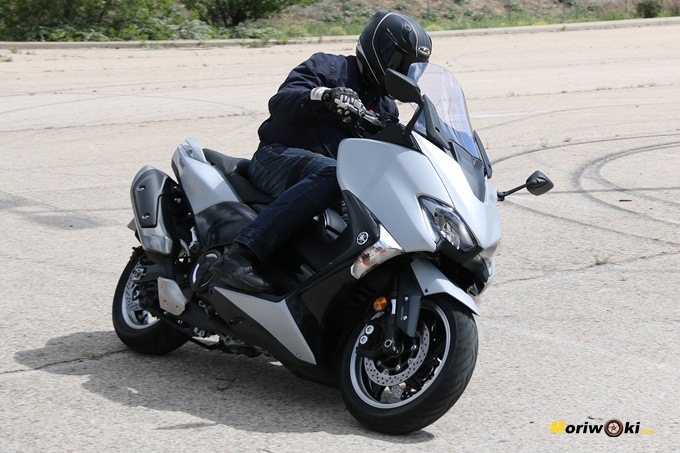 Con la Yamaha Tmax 530 DX antes de entrar en una rotonda.