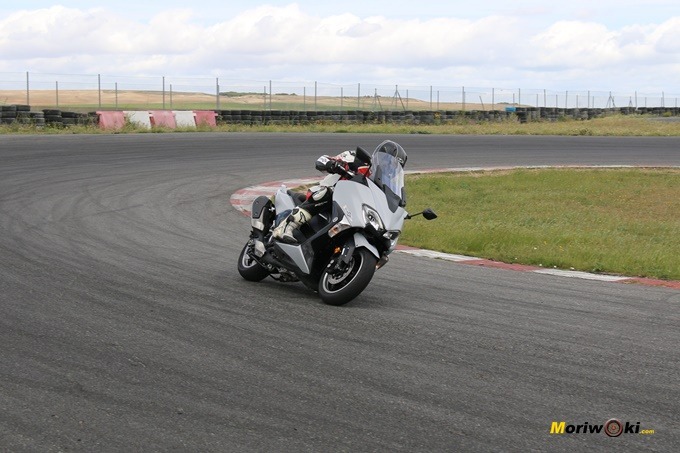 Probando la Yamaha Tmax 530 en el circuito FK-1 de Villaverde de Medina.