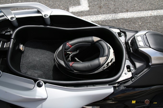 Así es el hueco bajo el asiento de la Yamaha Tmax 530 DX.