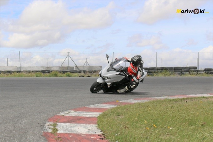 Inclinación máxima con la Yamaha Tmax 530 DX.