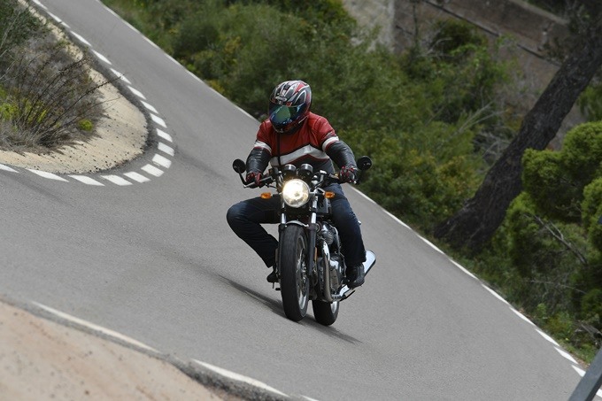 Paso por una curva amplia con la Royal Enfield Continental GT 650. Paso por una curva amplia con la Royal Enfield Continental GT 650.