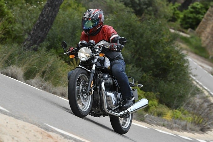 Abordando un viraje con la Royal Enfield Continental GT 650. Abordando un viraje con la Royal Enfield Continental GT 650.