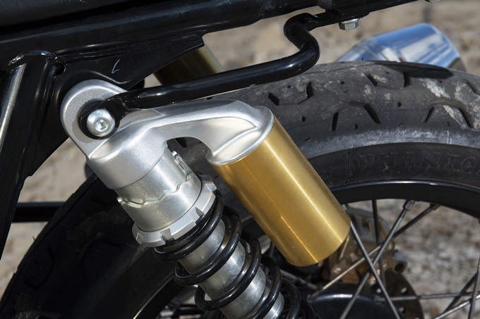 La Royal Enfield Interceptor 650 monta atrás un doble amortiguador con botellas de gas independientes. La Royal Enfield Interceptor 650 monta atrás un doble amortiguador con botellas de gas independientes.