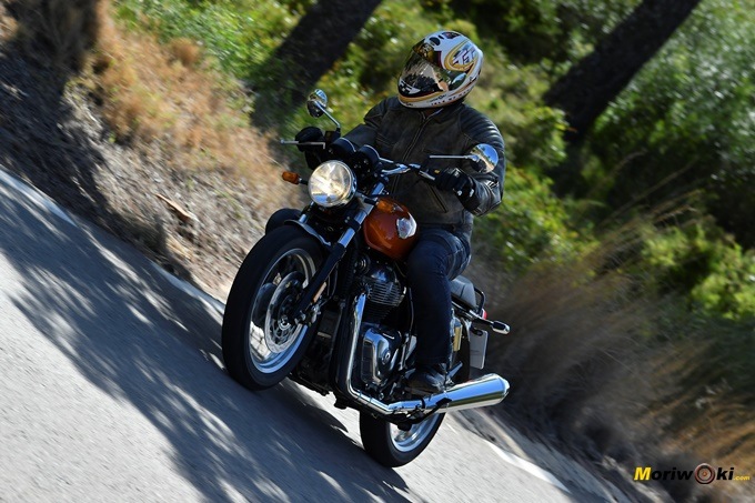Haciendo un paso por curva durante nuestra prueba de la Royal Enfield Interceptor 650 Haciendo un paso por curva durante nuestra prueba de la Royal Enfield Interceptor 650