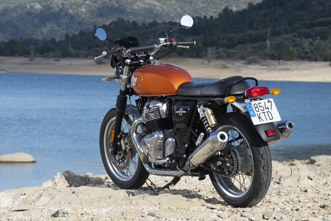Perspectiva de tres cuartos de la Royal Enfield Interceptor 650 Perspectiva de tres cuartos de la Royal Enfield Interceptor 650