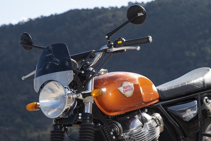 Espejos y faro con pantalla de la Royal Enfield Interceptor 650 Espejos y faro con pantalla de la Royal Enfield Interceptor 650