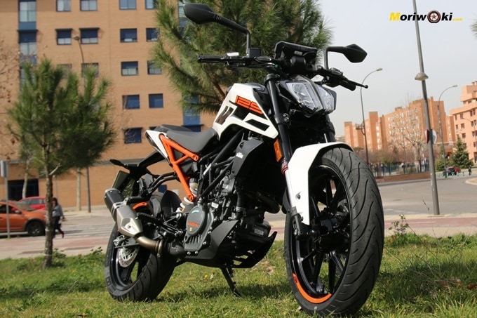Vista tres cuartos de la KTM 125 Duke.