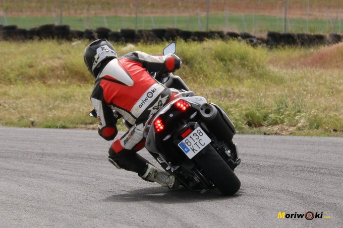 Tumbada con la Yamaha Tmax 530 DX vista desde atrás.