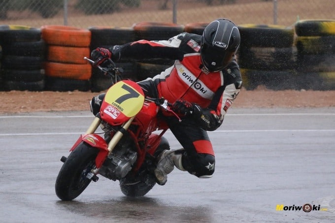En mojado sobre DR7. Circuitos Pit Bikes Zona Centro. En mojado sobre DR7. Circuitos Pit Bikes Zona Centro.