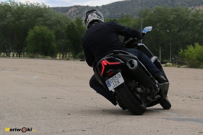 El Kymco AK 550 acelerando en la comparativa con el Tmax 530. El Kymco AK 550 acelerando en la comparativa con el Tmax 530.