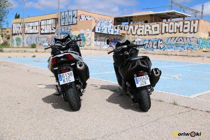 Perspectiva trasera del Kymco AK 550 y del Yamaha Tmax 530. Perspectiva trasera del Kymco AK 550 y del Yamaha Tmax 530.