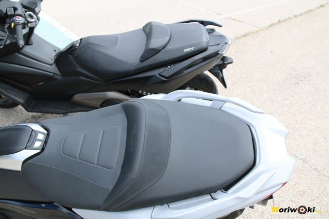 Comparando los asientos del Yamaha Tmax 530 y del Kymco AK 550. Comparando los asientos del Yamaha Tmax 530 y del Kymco AK 550.