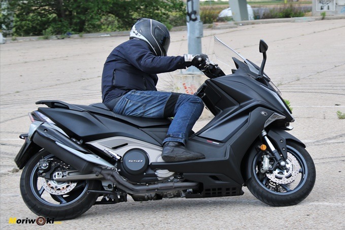 El Kymco AK 550 inclinando al máximo en la comparativa con el Yamaha Tmax 530. El Kymco AK 550 inclinando al máximo en la comparativa con el Yamaha Tmax 530.