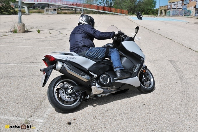 El Tmax 530 girando en comparación al Kymco AK 550. El Tmax 530 girando en comparación al Kymco AK 550.