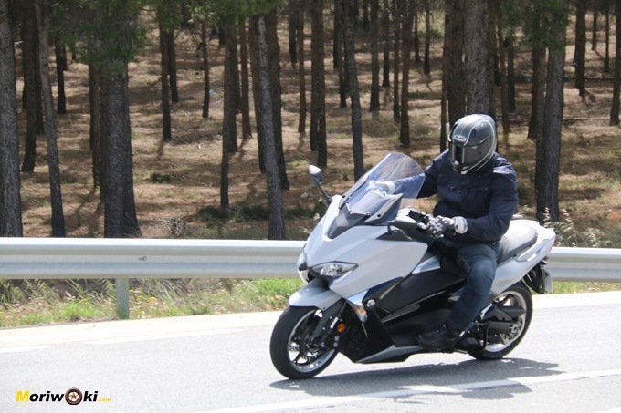 Frena más el Yamaha Tmax 530 o el Kymco AK 550. Frena más el Yamaha Tmax 530 o el Kymco AK 550.