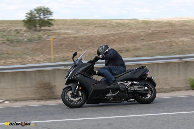 Aceleración del Kymco AK 550 frente al Tmax 530. Aceleración del Kymco AK 550 frente al Tmax 530.
