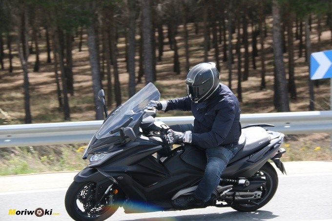Comparando la frenada del Kymco AK 550 y del Yamaha Tmax 530. Comparando la frenada del Kymco AK 550 y del Yamaha Tmax 530.