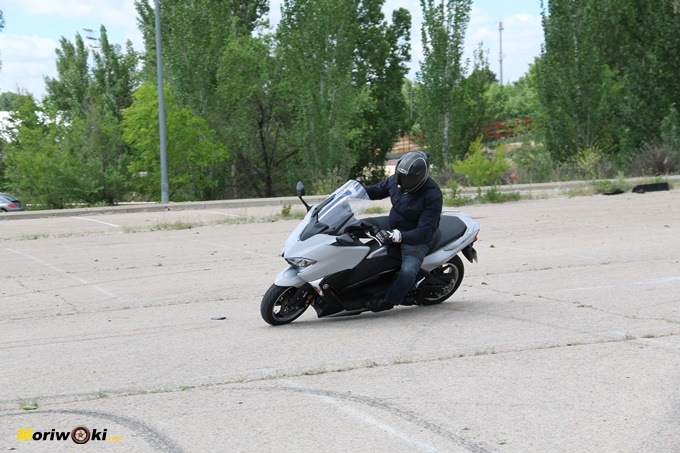 El Tmax 530 girando en la comparativa con el AK 550. El Tmax 530 girando en la comparativa con el AK 550.