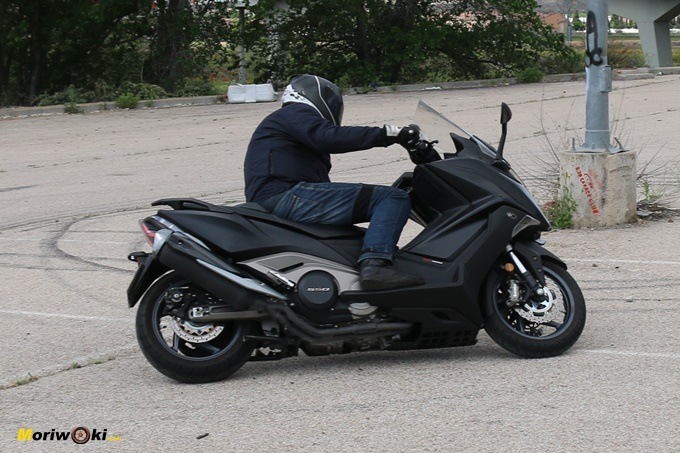 El Kymco AK 550 girando en comparación al Tmax 530. El Kymco AK 550 girando en comparación al Tmax 530.