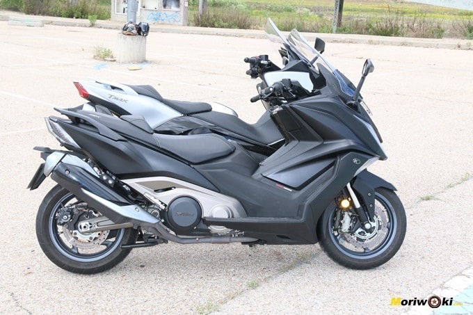 El Kymco AK 550 delante y el Yamaha Tmax 530 DX detrás. El Kymco AK 550 delante y el Yamaha Tmax 530 DX detrás.