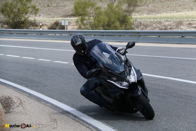 El Kymco AK 550 mostrando su aplomo en la curva frente al Yamaha Tmax 530. El Kymco AK 550 mostrando su aplomo en la curva frente al Yamaha Tmax 530.
